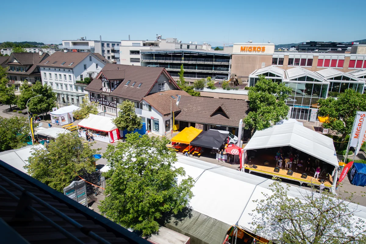 Eine Strasse mit Festzelten – von oben.